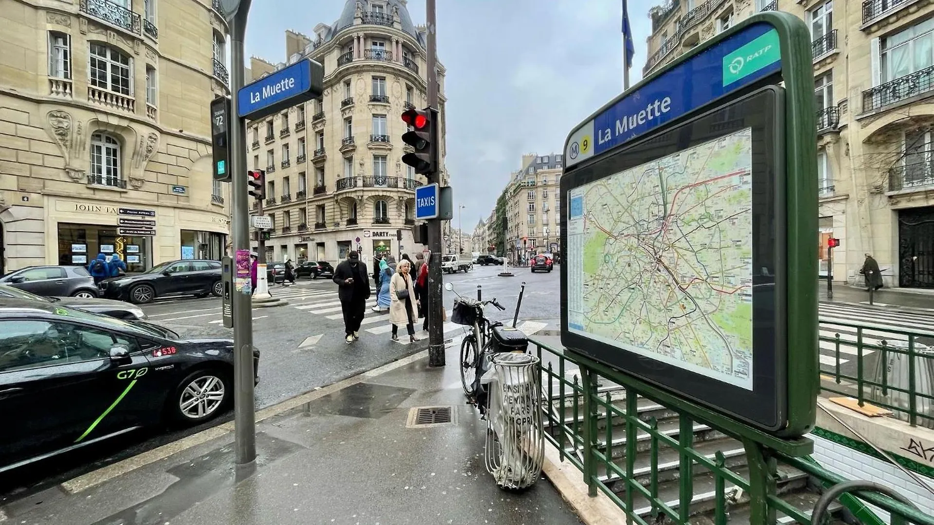 Studio Tour Eiffel La Muette Paris France